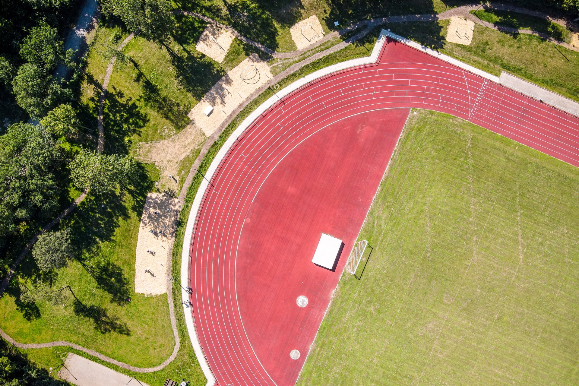 Das Bild zeigt die Luftaufnahme eines Sportplatzes